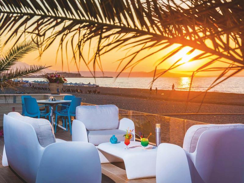 Cómodo conjunto de asientos en la terraza con vista a la puesta de sol en la playa.