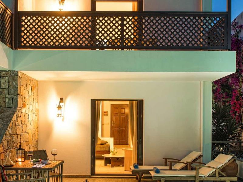 Casa vacanze moderna con piscina illuminata, terrazza e lettini di notte.