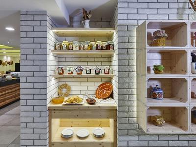 Buffet per la colazione con varie marmellate, miele e pasticcini in un ristorante dell'hotel.