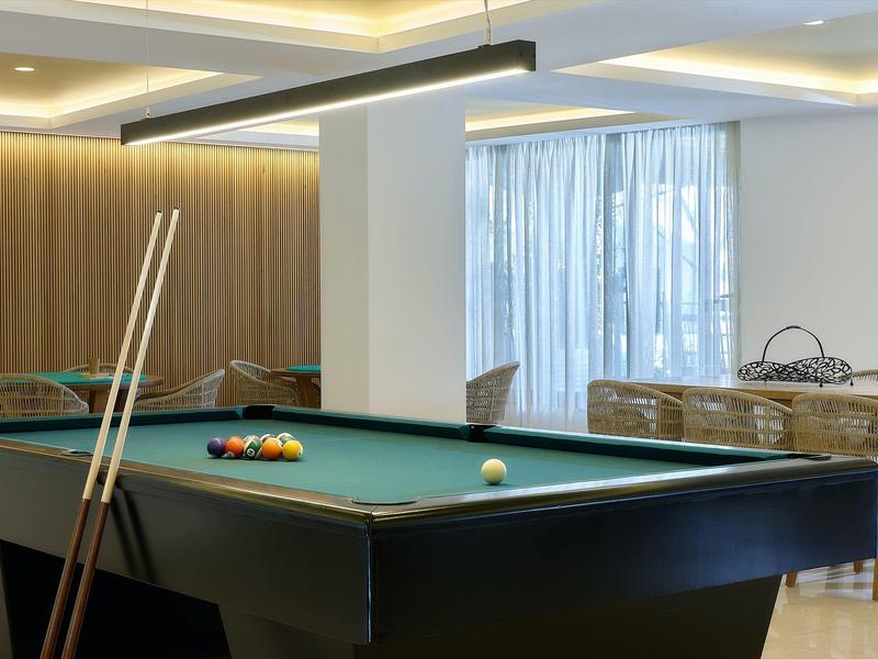 Tavolo da biliardo moderno in un salone elegante e ben illuminato di un hotel.