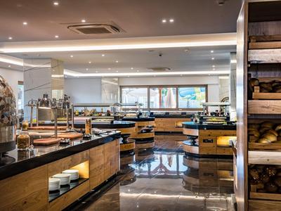 Ristorante a buffet moderno e pulito con scaffali in legno e pavimento in marmo lucido