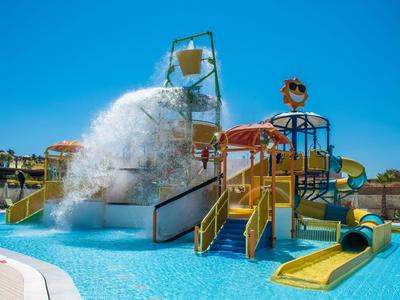 Parco acquatico con grandi scivoli d'acqua e un enorme secchio che versa acqua sulla piscina.