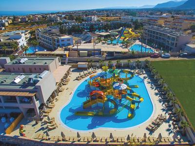 Duży park wodny z kolorowymi zjeżdżalniami i leżakami w hotelowym kurorcie.