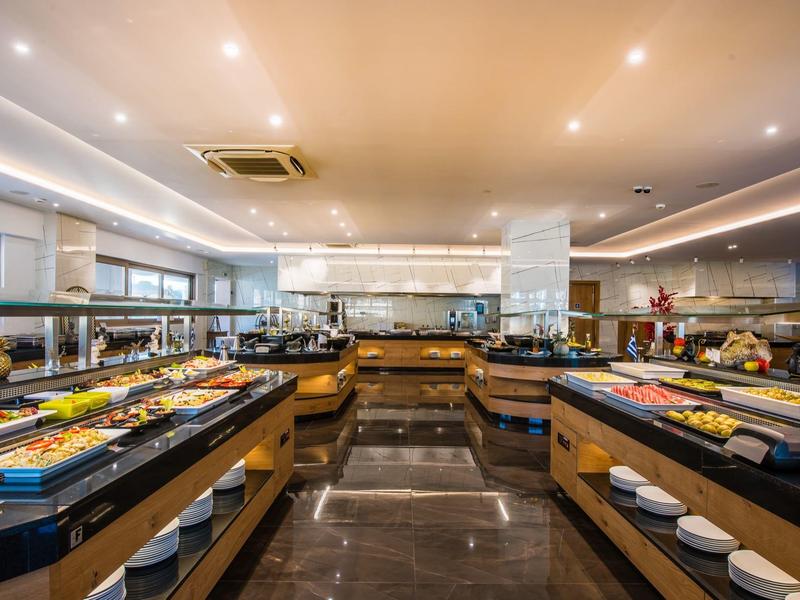 Buffet moderno con una varietà di piatti in un ristorante d'hotel elegante.