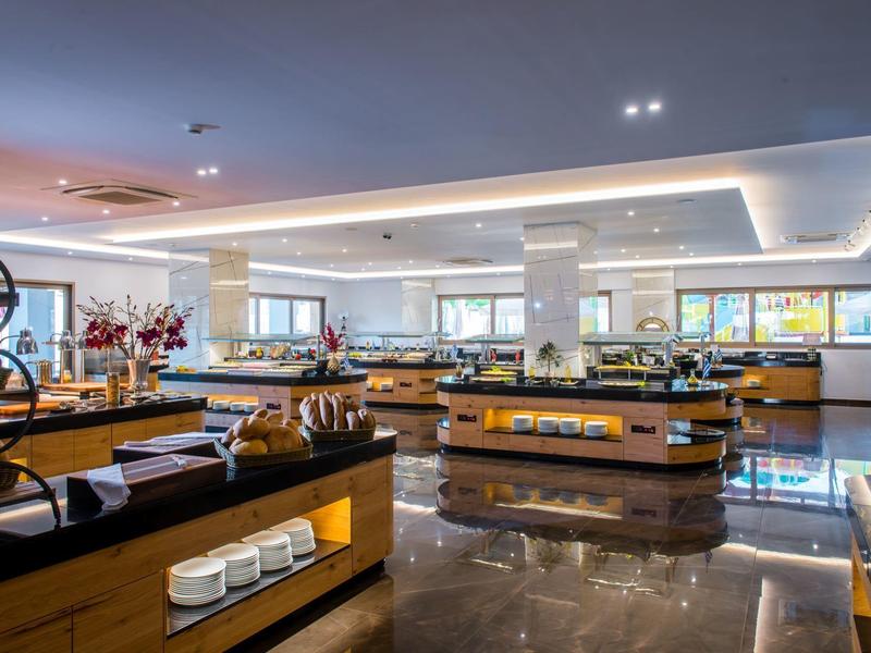 Ampia sala da pranzo moderna con buffet e molta luce naturale.