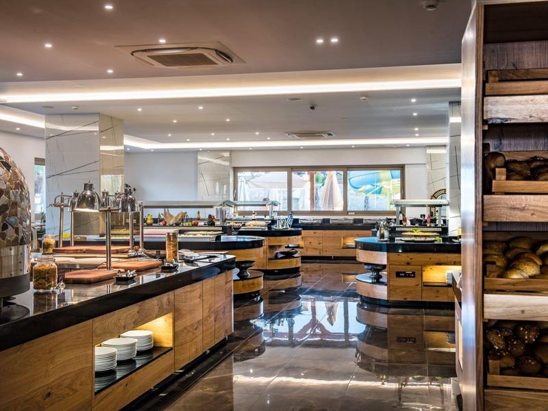 Ristorante a buffet moderno e pulito con scaffali in legno e pavimento in marmo lucido