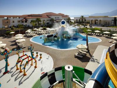 Piscina dell'hotel con scivolo d'acqua, area giochi e lettini sotto ombrelloni