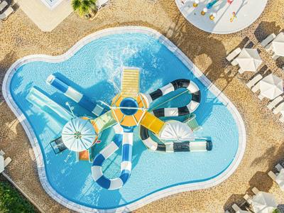 Aire de jeux aquatique colorée avec toboggans dans une piscine vue de dessus.