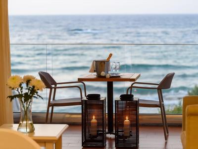 Romantyczny stół ze świecami i szampanem z widokiem na morze na tarasie