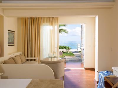 Jasny apartament hotelowy z widokiem na taras i morze