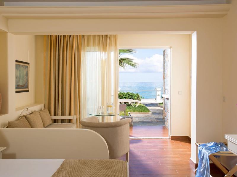 Jasny apartament hotelowy z widokiem na taras i morze