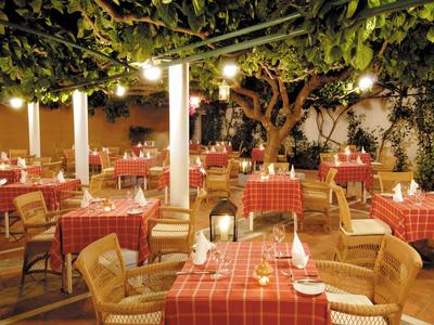 Zwei Tänzer in dynamischer Pose auf der Bühne mit warmem Licht im Hintergrund.