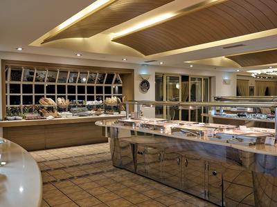 Elegantní bufet s různými jídly v moderní hotelové restauraci.