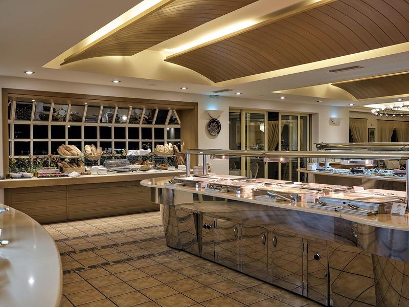 Elegantní bufet s různými jídly v moderní hotelové restauraci.