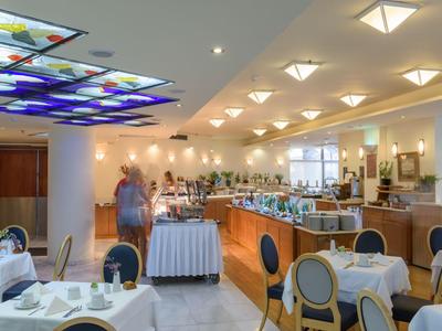 Restaurant lumineux avec tables dressées et buffet dans un style moderne