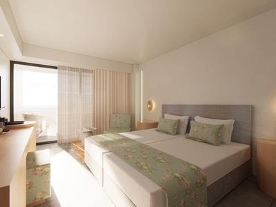 Chambre d'hôtel lumineuse avec lit double, bureau, télévision et accès au balcon.