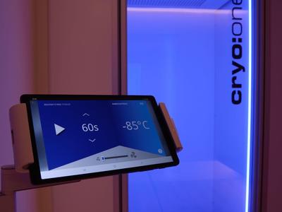 Pohled do osvětlené kryokomory s teplotním displejem -45 °C.