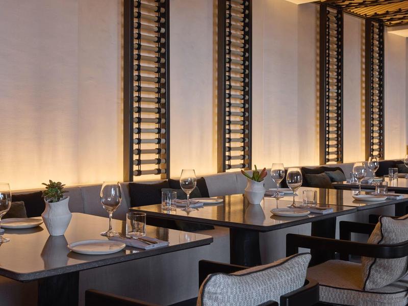 Elegantní restaurace s prostřenými stoly a teplou atmosférou v hotelu.