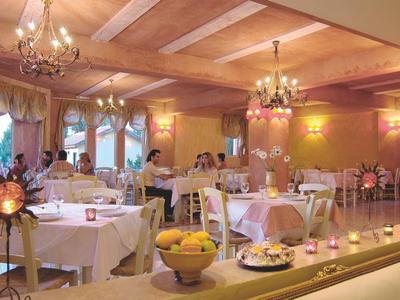 Elegancka restauracja z nakrytymi stołami, ciepłym światłem i przytulną atmosferą.