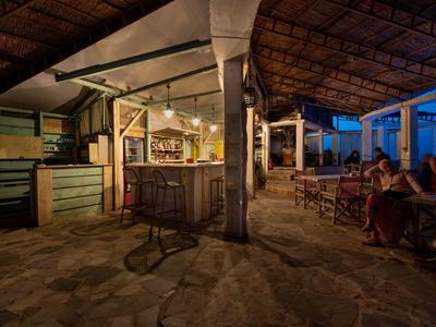 Przytulny bar na zewnątrz z ladą i miejscami do siedzenia o zmierzchu.