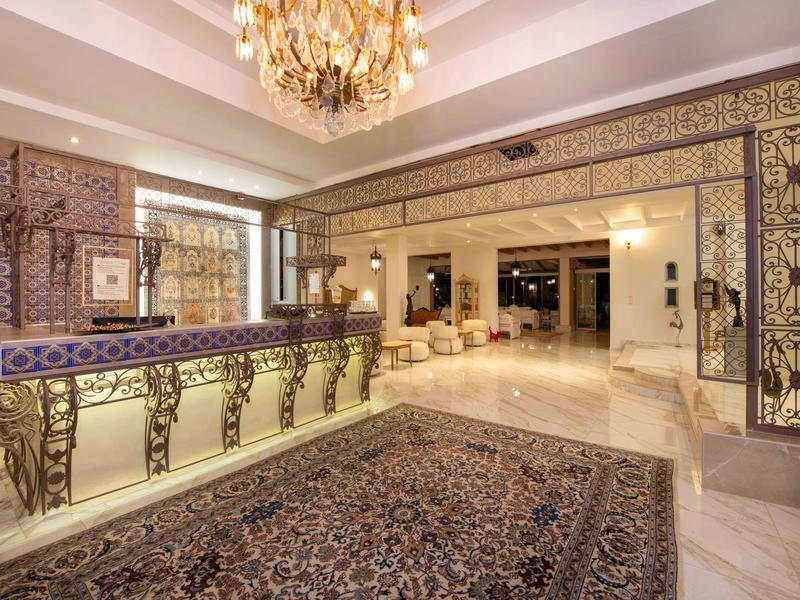 Elegancka lobby hotelowa z ozdobnym recepcją i żyrandolem