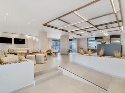 Moderne hotelreceptie met zitgedeelte en balie.