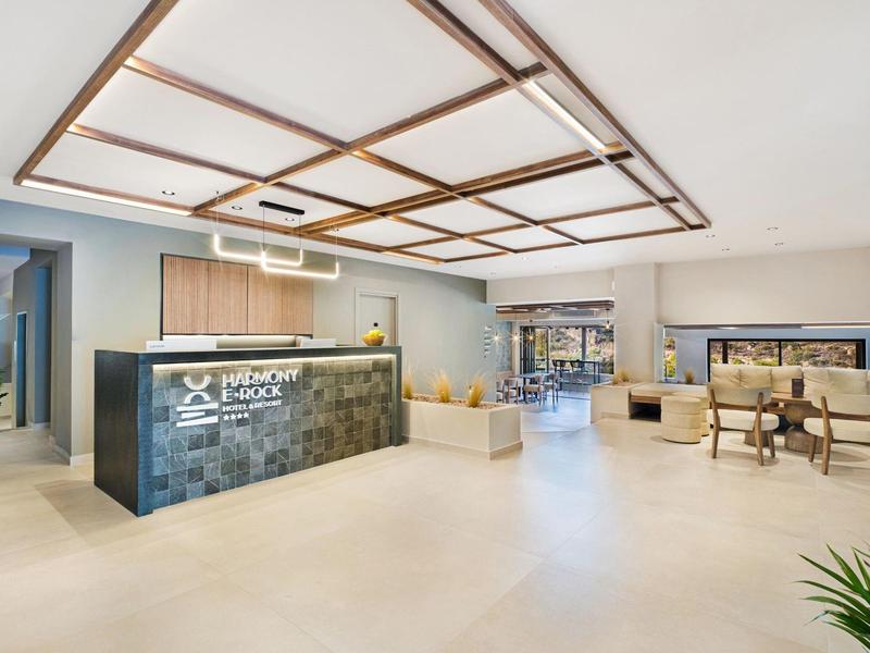 Moderne hotelreceptie met grote balie en stijlvolle verlichting.