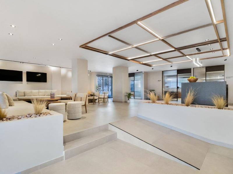 Moderne hotelreceptie met zitgedeelte en balie.