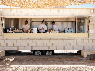 Mobilní bar s třemi barmany, přírodní kamufláží a slunečním stínem