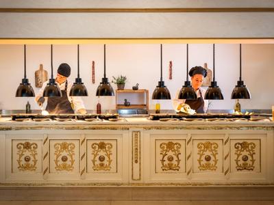 Buffetbereich mit Lampen und dekorativem Sideboard in elegantem Hotel.