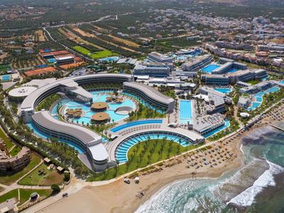 Großes, modernes Resort mit Pools, grünen Flächen und direktem Zugang zum Sandstrand am Meer.
