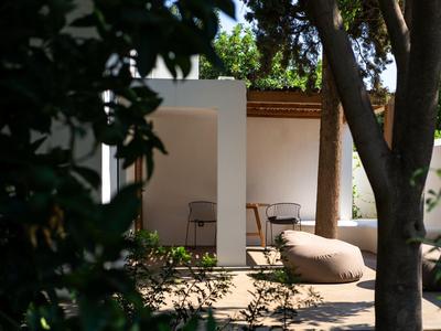 Coin salon confortable au design moderne dans un jardin ombragé.