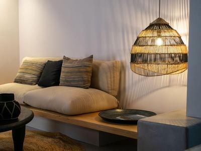 Coin canapé confortable avec coussins et lampe décorative pour un séjour reposant.