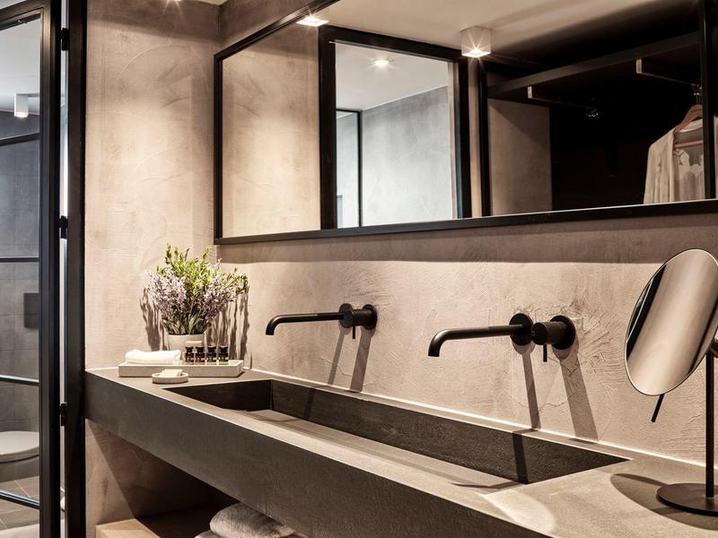 Salle de bain moderne avec double lavabo, robinets muraux et grand miroir