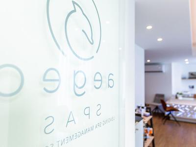 Moderner Empfangsbereich mit Glaswand und stilvollem Innenraum eines Spas oder Hotels.