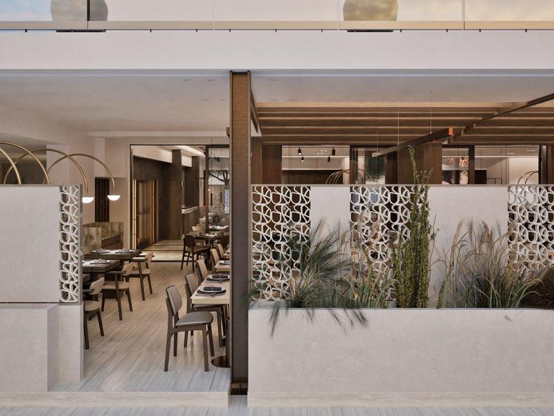 Moderner Innenbereich eines Restaurants mit Holz- und Glasakzenten und Pflanzen als Dekoration.