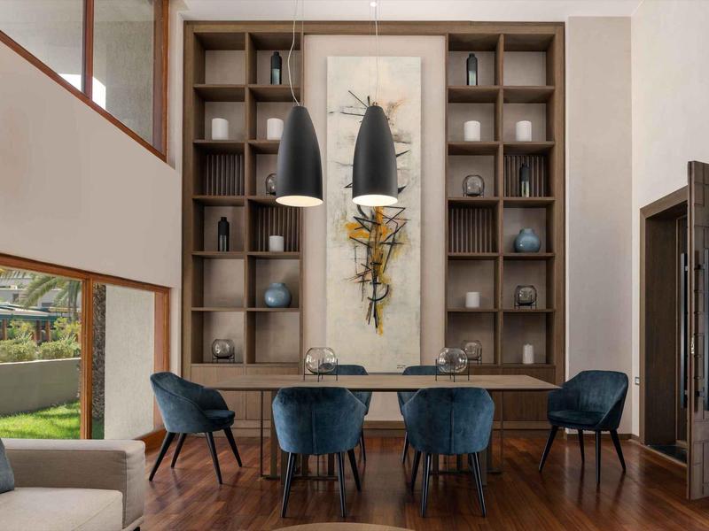 Moderner Essbereich mit Holzregalen, blauem Stühlen und großen Hängeleuchten.