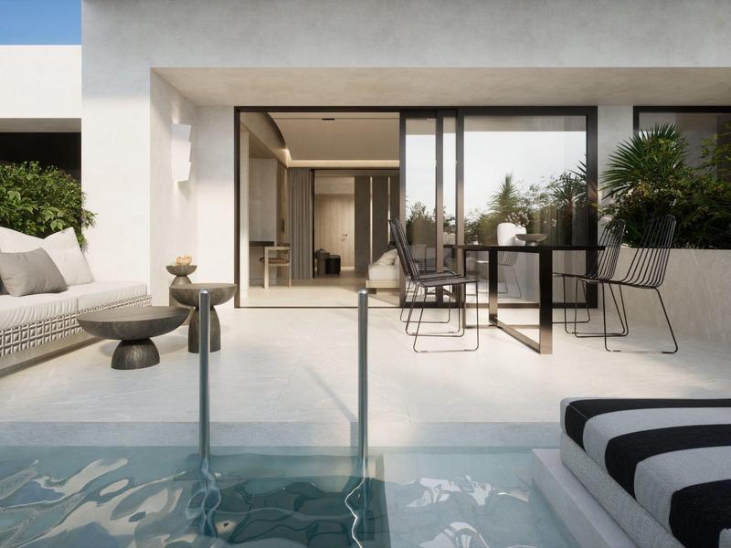 Moderner Außenbereich mit Pool, Lounge und Essbereich mit Glasfassade.