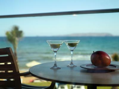 Due cocktail ghiacciati su un tavolo rotondo con vista sul mare in una giornata di sole.