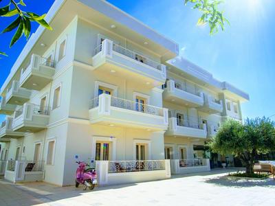 Nowoczesny trzydziestopiętrowy budynek hotelowy z balkonami i białą fasadą w słoneczny dzień