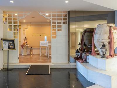 Vista interna di un'area benessere con spa e decorazioni