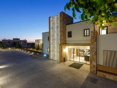 Nowoczesny budynek hotelu z oświetlonymi detalami fasady o zmierzchu