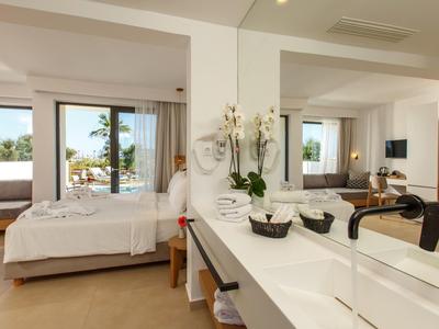 Nowoczesny pokój hotelowy z łóżkiem podwójnym i łazienką z umywalką i lustrem