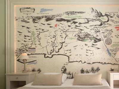 Slaapkamer met wereldkaart muurschildering, wit bed en nachtkastjes met lampen.