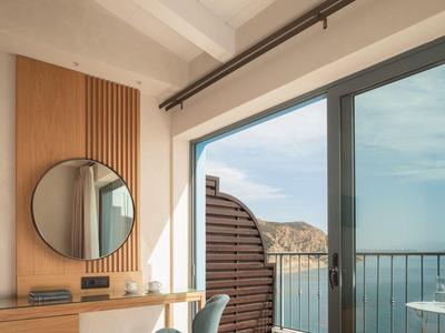 Moderner Raum mit Balkon und Meerblick bei Tageslicht.