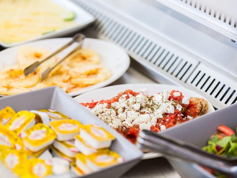 Selectie van ontbijtbeleg en vers fruit in kommen