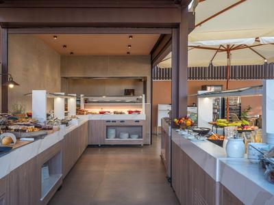 Area buffet con varie opzioni per la colazione in un ristorante di hotel moderno.