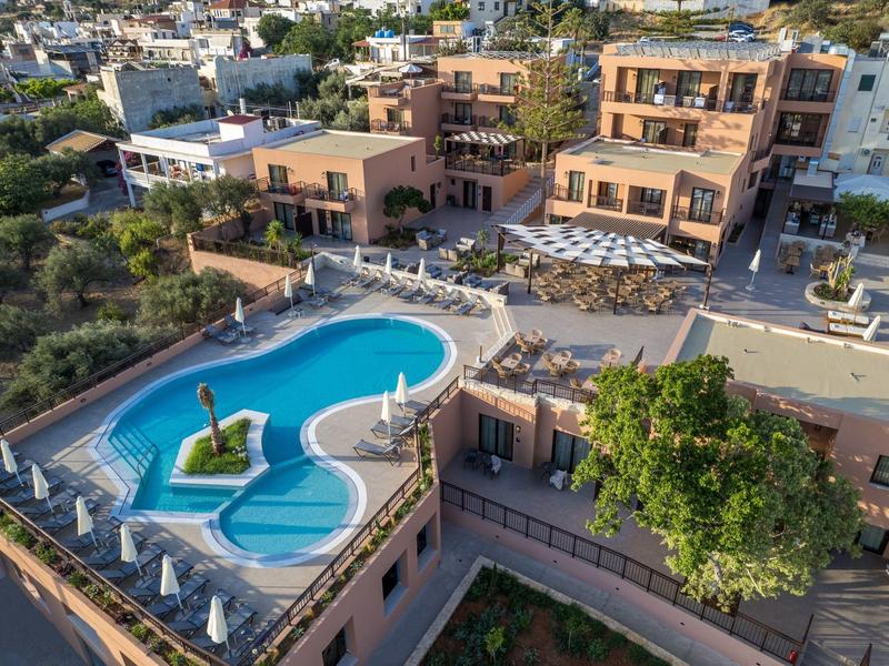 Große Villa mit modernem Pool, Sonnenterrasse und mediterraner Architektur in sonniger Umgebung.