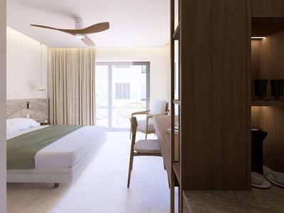 Moderne hotelkamer met bed, stoel, plafondventilator en daglicht door raam.