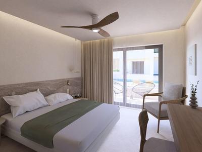 Moderne hotelkamer met tweepersoonsbed, plafondventilator, bureau en balkon met zithoek.